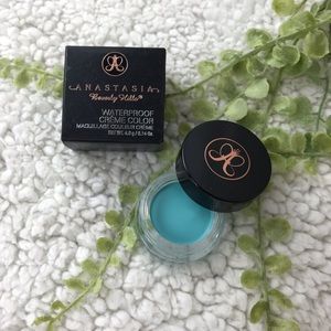 Anastasia Beverly Hills Creme Color/ Ice Blue